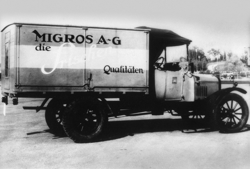 Ein Migros-Verkaufswagen, ein Ford-T-Lastwagen, welcher als erster Migros-Wagen diente. Am 25. August 1925 nahm die Migros ihren Geschaeftsbetrieb mit fuenf Verkaufswagen auf, womit sie 178 Haltepunkt ...