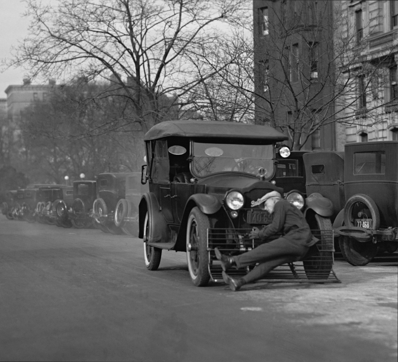 Test of an automobile equipped with a 'cow catcher' for the safely of pedestrians. Washington, D.C., Dec. 17, 1924 - Bilder
auto motor history usa Test of an automobile equipped with a 'cow catcher' f ...