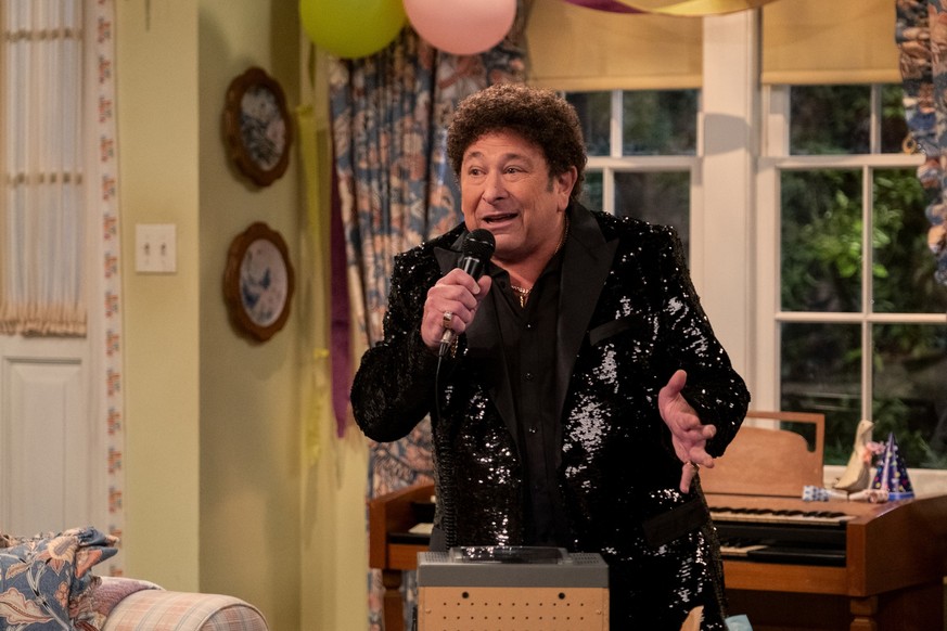 That 90s Show. Don Stark as Bob Pinciotti in Episode 106 of That 90s Show.  kr.  Patrick Wymore/Netflix © 2022