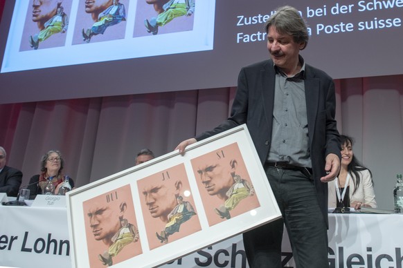 SGB Praesident Paul Rechsteiner, erhaelt ein Bild als Geschenk, nach seiner Abschiedsrede, anlaesslich der SGB Delegiertenversammlung, am Samstag 1. Dezember 2018 in Bern. (KEYSTONE/Marcel Bieri)