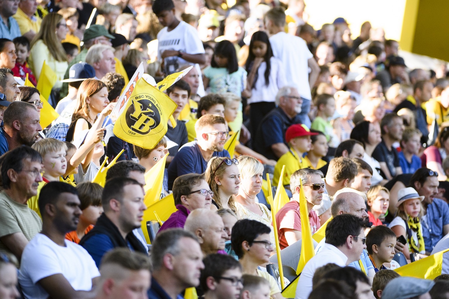 Young Boys Fans waehrend dem Super League Spiel vom BSC YB gegen den FC Thun, am Samstag, 6. August 2016, im Stade de Suisse in Bern. (KEYSTONE/Manuel Lopez)