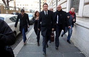 Matteo Renzi auf dem Weg zu Gesprächen mit Parteivertretern.