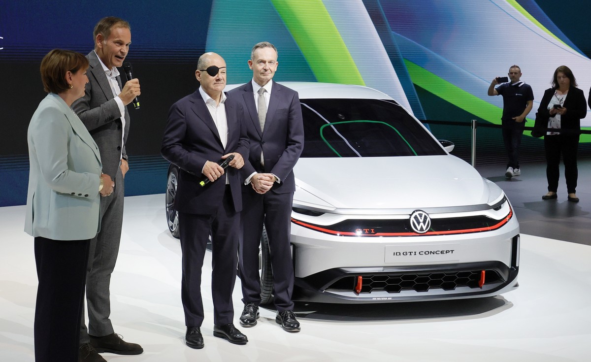 epa10842125 Chairman of the Board of Management of Volkswagen (VW) and Porsche AG, Oliver Blume (2-L) stand with German Chancellor Olaf Scholz (3-L) next to a ID GTI Golf e-car during the opening tour ...