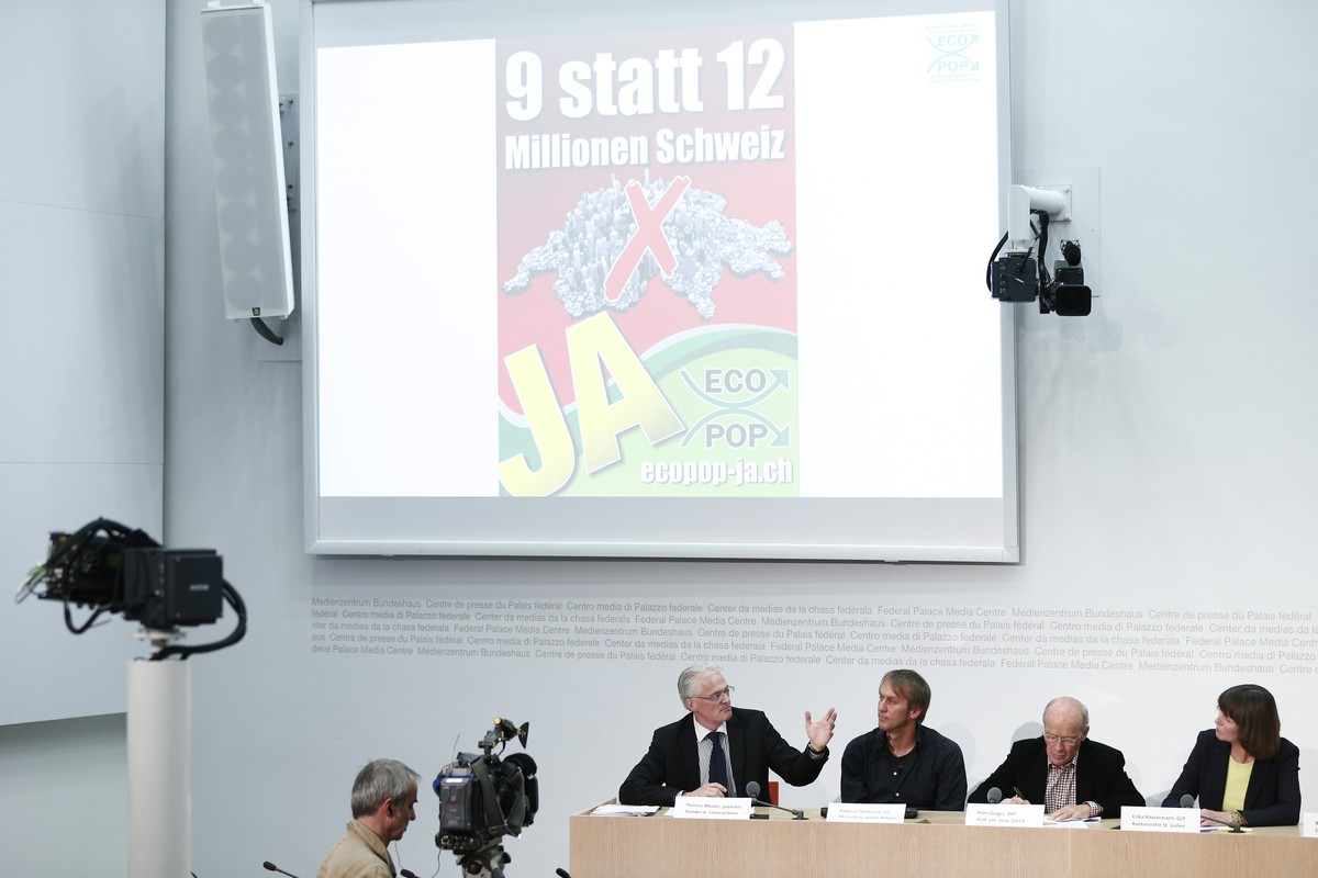 Ecopop-Medienkonferenz mit Thomas Minder und Geschäftsführer Andreas Thommen (von links).