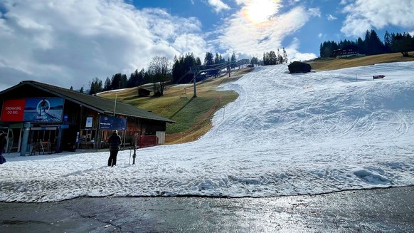 Gstaad, Kanton Bern, Schweiz - Schneemangel, Wintersport, kein Schnee, warme Temperaturen, milder Winter, Schneekanonen, Klima, Nobelort, Schneesicher, Skifahren, Klimakrise, Erw