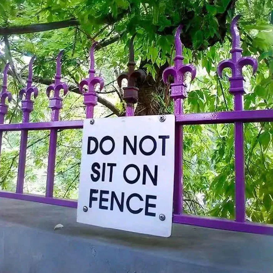 Fails: Lustiges Schild mit Zaun