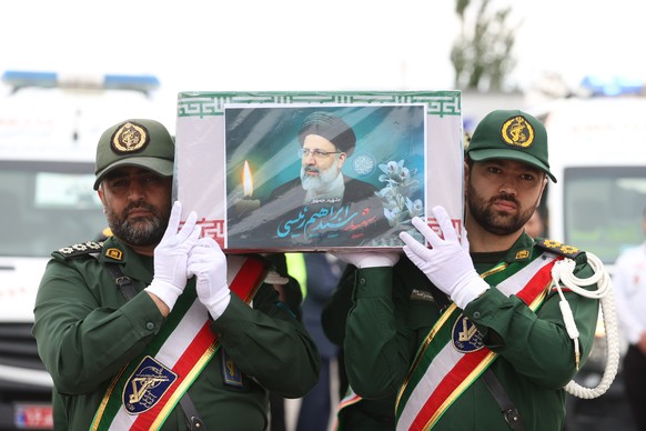 epaselect epa11357716 A handout photo made available by the Iranian Presidential Office shows, Iranian soldiers carry the coffin of late president Ebrahim Raisi during a funeral procession in Tabriz,  ...
