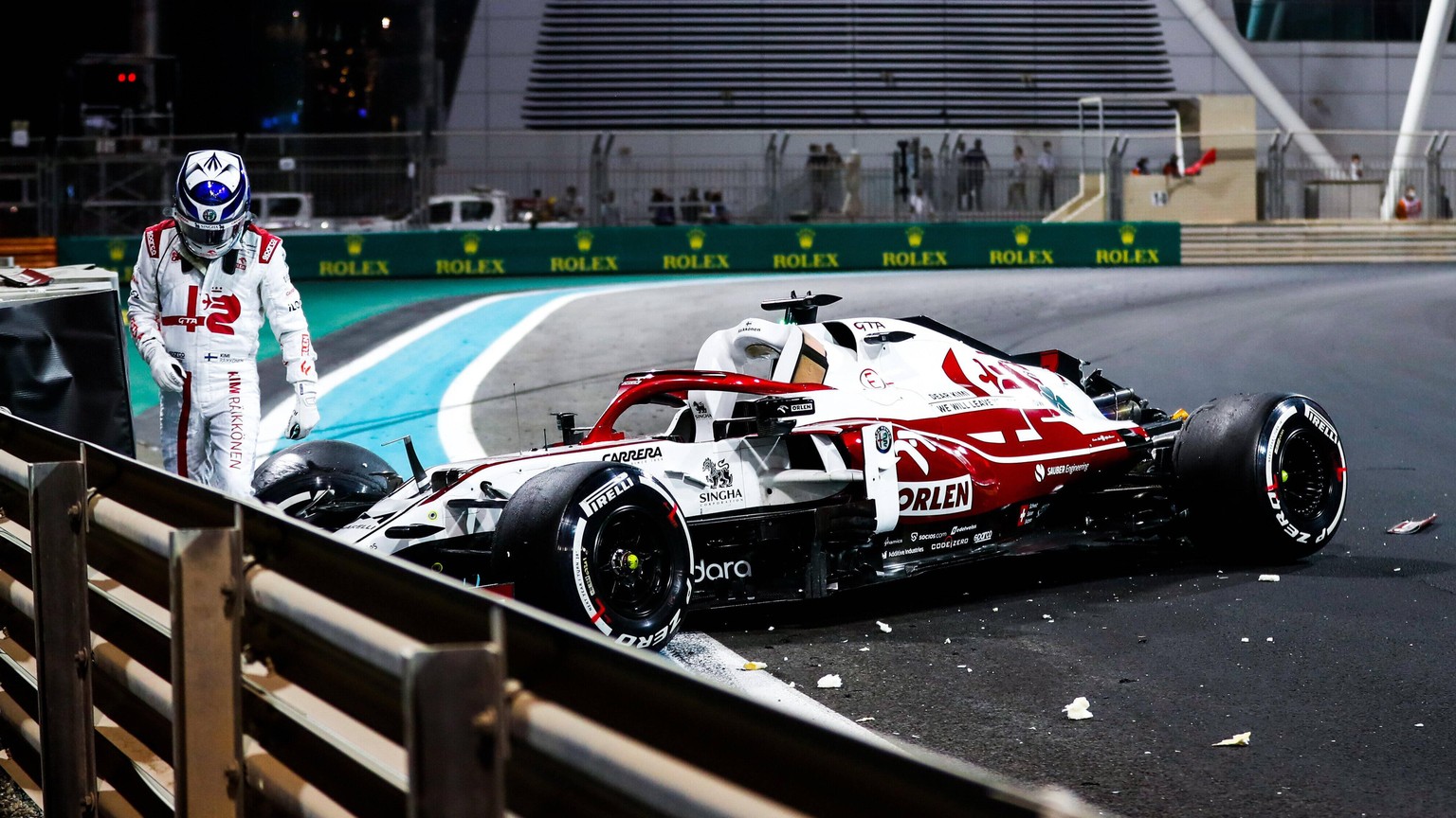 IMAGO / PanoramiC

RAIKKONEN Kimi (fin), Alfa Romeo Racing ORLEN C41, portrait crash, accident, during the Formula 1 Etihad Airways Abu Dhabi Grand Prix 2021, 22th round of the 2021 FIA Formula One Wo ...