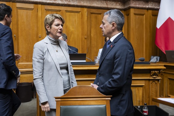 Bundesraetin Karin Keller-Sutter, links, wird nach Abschluss der Budgetdebatte von ihrem Regierungs- und Parteikollegen Ignazio Cassis abgeloest, an der Wintersession der Eidgenoessischen Raete, am Do ...