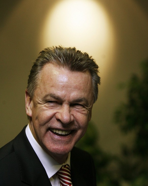 3. März 2008: Der Verband und Ottmar Hitzfeld geben bekannt, dass der Vertrag des neuen Nationaltrainers unterschrieben ist.