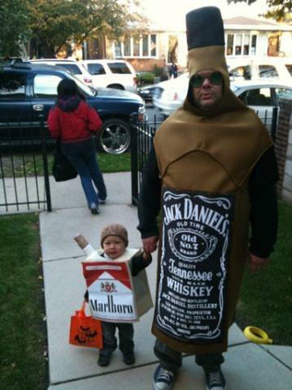 jack daniel&#039;s marlboro trinken rauchen halloween kostüme https://onedio.ru/news/12-hudshih-hellouinskih-kostyumov-dlya-detej-chto-ne-stoit-nadevat-na-svoego-rebenka-15462