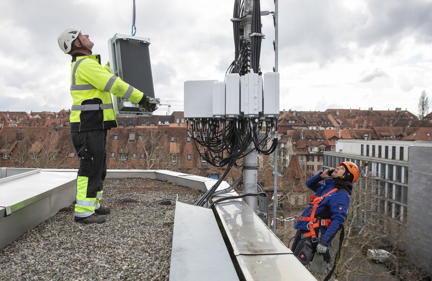 ZUR AUFRUESTUNG EINER SWISSCOM MOBILFUNKANTENNE MIT 5G STELLEN WIR IHNEN FOLGENDES NEUES BILDMATERIAL ZUR VERFUEGUNG --- Benjamin Wasem, installation specialist on behalf of Swisscom, right, during th ...