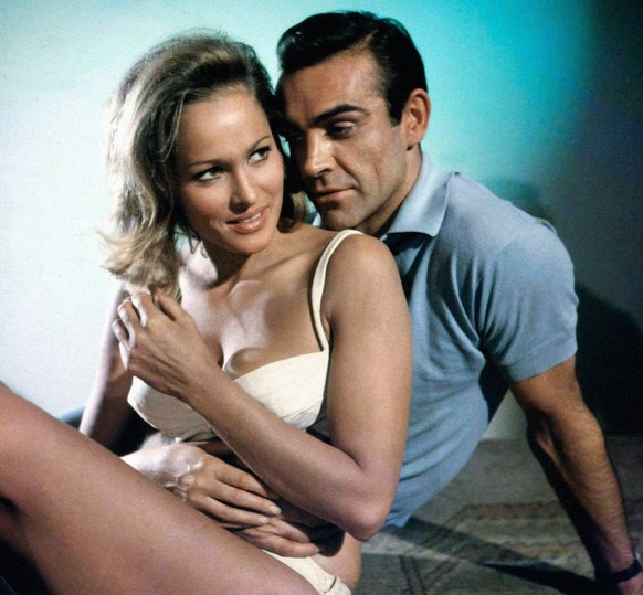 Ursula Andress as Honey Ryder and Sean Connery as James Bond Dr. No 1962 United Artists / File Reference 34000-539THA Hollywood CA USA PUBLICATIONxINxGERxSUIxAUTxONLY Copyright: xCinemaxLegacyxCollect ...