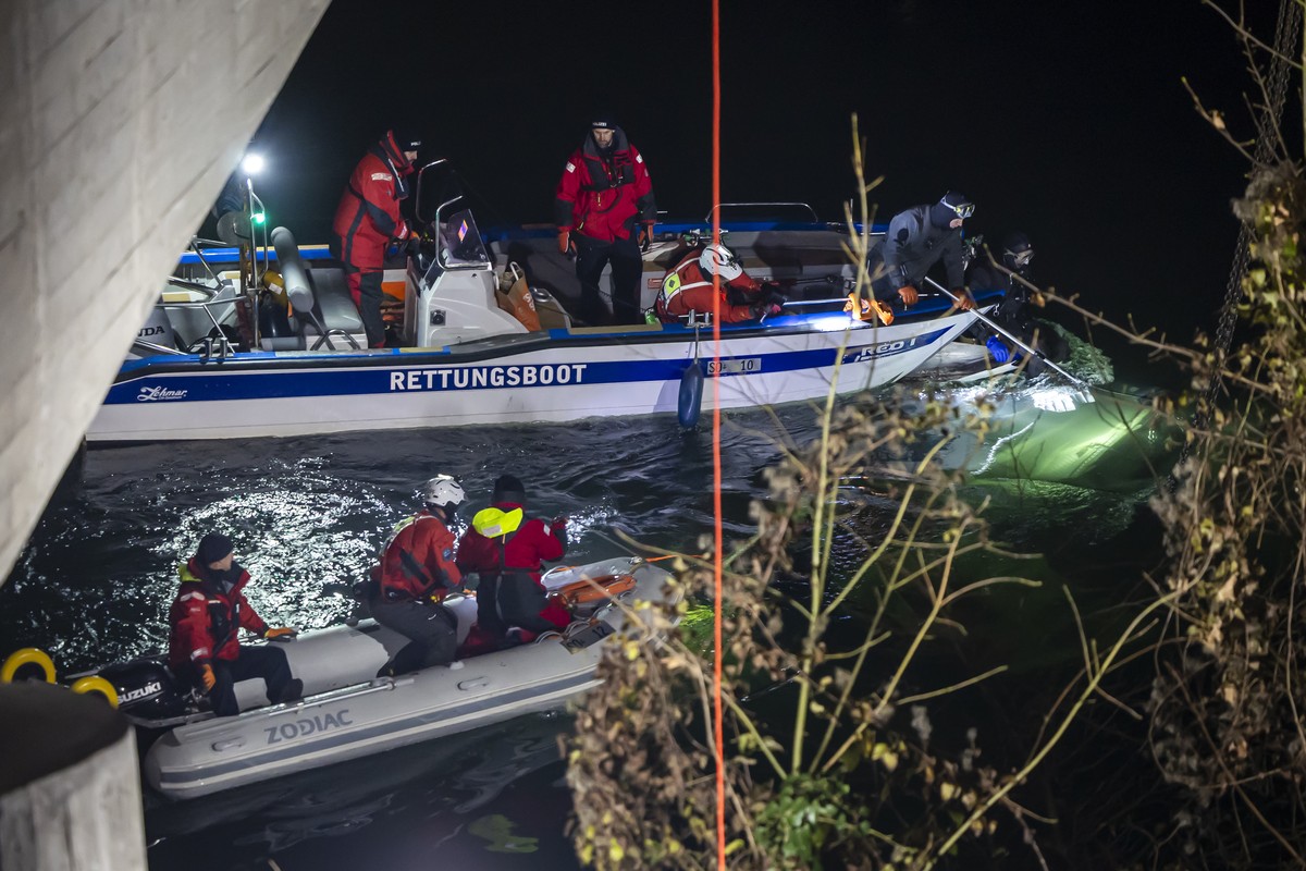 Rettungskraefte und Taucher waehrend der Bergung eines Lastwagens mit Pneukraenen aus der Aare bei Winznau So, am Freitag, 5. Dezember 2025. Bei einem mutmasslichen Selbstunfall ist am Freitagnachmitt ...
