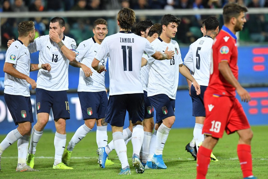 epa08006945 Italys Alessio Romagnoli (2-L) celebrates with teammates after scoring the 6-0 goal during the UEFA Euro 2020 group J qualifying soccer match between Italy and Armenia at the Renzo Barbera ...