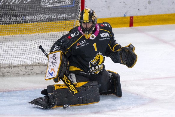 Ajoies Torhueter Tim Wolf wehrt einen Puck ab im Eishockey-Qualifikationsspiel der National League zwischen dem HC Ajoie und dem Geneve-Servette HC in der Raiffeisen Arena in Porrentruy, am Dienstag,  ...