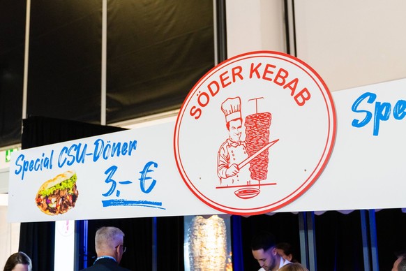 Augsburg, Bavaria, Germany - October 12, 2024: Stand with the inscription: Söder Kebab - Special CSU-Döner 3 Euro, at the CSU party conference in Augsburg *** Stand mit der Aufschrift: Söder Kebab - S ...