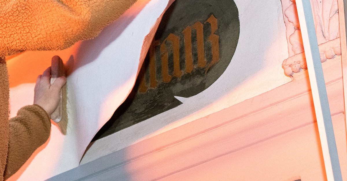 stadt-z-rich-deckt-diskriminierende-inschriften-an-zwei-h-usern-ab