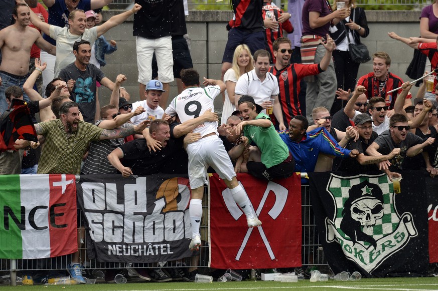 Keine Berührungsängste: Publikumsliebling Mickaël Rodriguez&nbsp;wird nach seinem Tor zum 2:1 im entscheidenden Spiel gegen Baden, das den Aufstieg in die Promotion League besiegelte, von den Fans geh ...