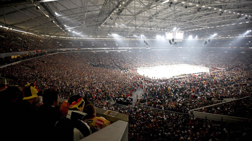 Bildnummer: 05881045 Datum: 07.05.2010 Copyright: imago/Norbert Schmidt
Eishockey-WM Deutschland-USA 2-1 in der Arena auf Schalke in Gelsenkirchen am 07.05.2010.Mit der offiziellen Zuschauerzahl von 7 ...