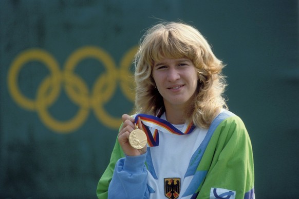 Olympiasiegerin Steffi Graf (BR Deutschland) pr�sentiert ihre Goldmedaille