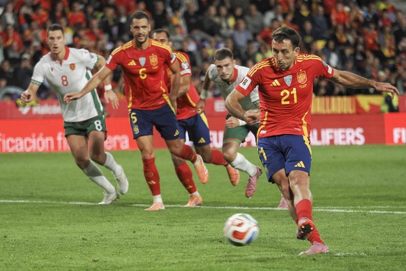 epa12454229 Spanish national soccer team forward Mikel Oyarzabal (R) shoots a penalty kick to score the 4-0 goal during the 2026 FIFA World Cup Qualifiers match Spain vs Bulgaria at the Jose Zorrilla  ...