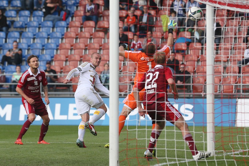 Der passt: Schneuwly köpfelt das 2:0, Goalie Jehle und Verteidiger Stahel auf der Linie sind geschlagen.