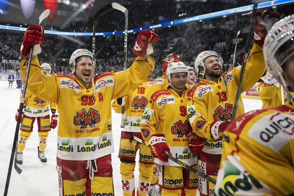 Die Bieler jubeln nach ihrem Sieg im vierten Eishockey Playoff Halbfinalspiel der National League zwischen den ZSC Lions und dem EHC Biel am Mittwoch, 5. April 2023 in der Swiss Life Arena in Zuerich. ...