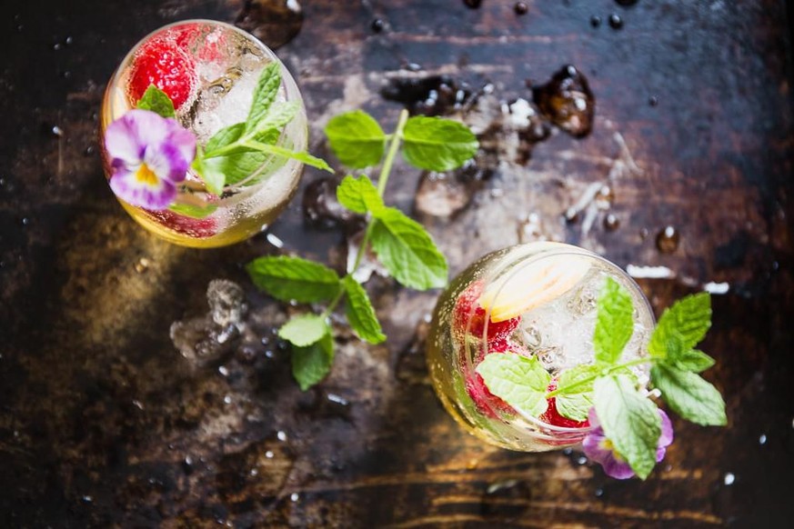 Raspberry peach spritzer alkohol trinken apero cocktail drink https://saltedmint.com/