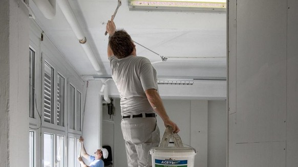 Maler am 22. Februar 2007 bei der Arbeit waehrend Umbauarbeiten in einem Buerogebaeude in Zuerich. (KEYSTONE/Gaetan Bally)

Painters at work during home remodeling in an office building in Zurich, Swi ...