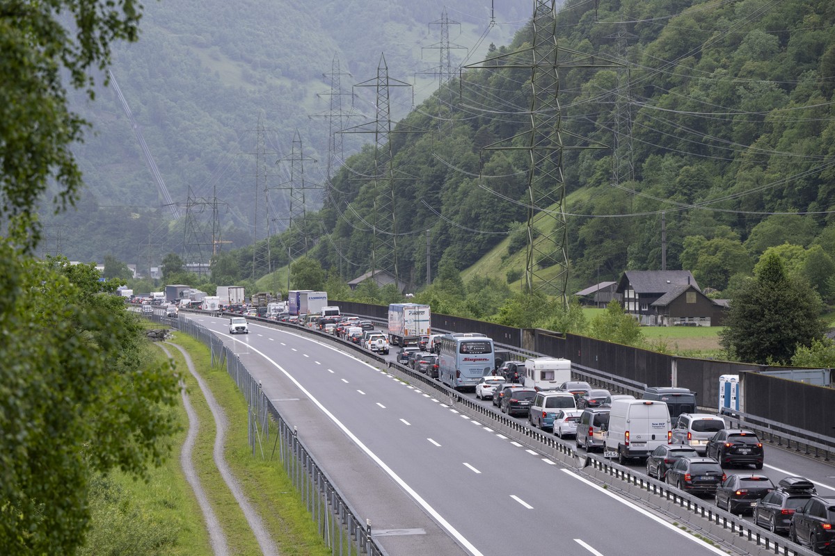 Der Feiertags Reiseverkehr auf der Autobahn A-2 vor dem Gotthardtunnel zwischen Goeschenen und Erstfeld in Richtung sueden staut sich bei Erstfeld auf mehrere Kilometer laenge, am Mittwoch, 28. Mai 20 ...