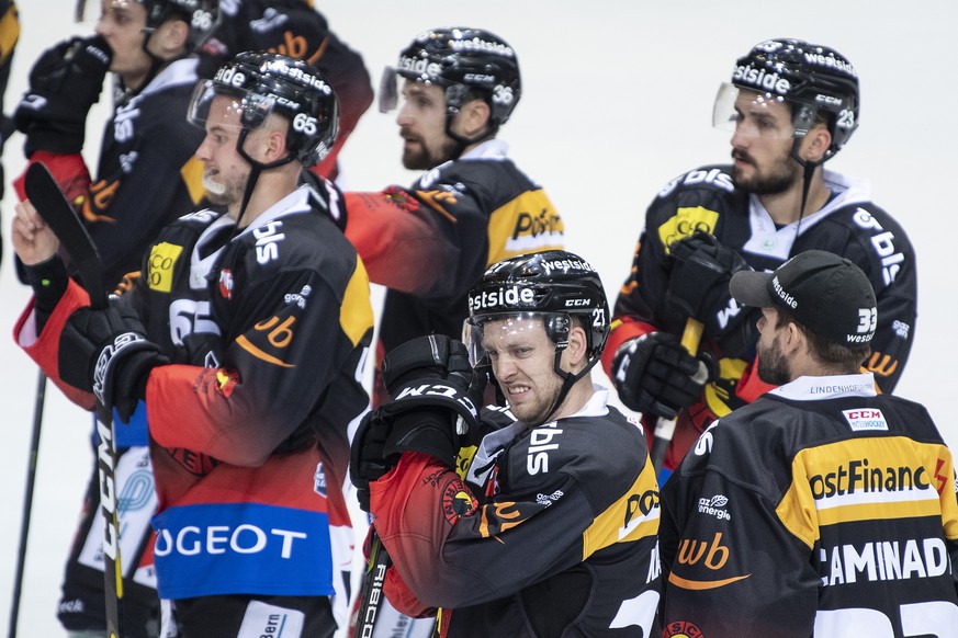 Berns Ramon Untersander, Mark Arcobello, Marc Kaempf und Vincent Praplan, von links, sind enttaeuscht im Eishockey Meisterschaftsspiel der National League zwischen dem SC Bern und dem HC Lugano, am Fr ...