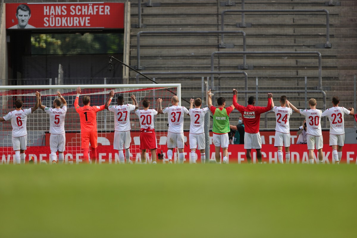 epa08498525 Cologne's players cheers after the German Bundesliga soccer match between 1. FC Koeln and Eintracht Frankfurt in Cologne, Germany, 20 June 2020. EPA/FRIEDEMANN VOGEL / POOL CONDITIONS ...