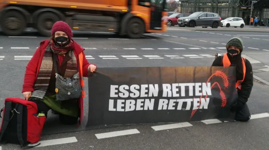 Sonja M. (links) bei einer Strassenblockade (Archivbild): Sie weigert sich, Geldstrafen zu bezahlen.