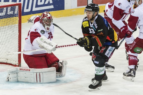 Lausanne Goalie Cristobal Huet, links, wehrt ab gegen Bern Verteidiger Gian-Andrea Randegger im Eishockey-Meisterschaftsspiel der National League A zwischen dem SC Bern und dem Lausanne HC am Freitag, ...