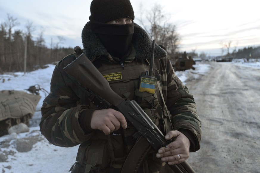 Ein ukrainischer Soldat bei Lugansk, wo sich die Frontlinie befindet. &nbsp;