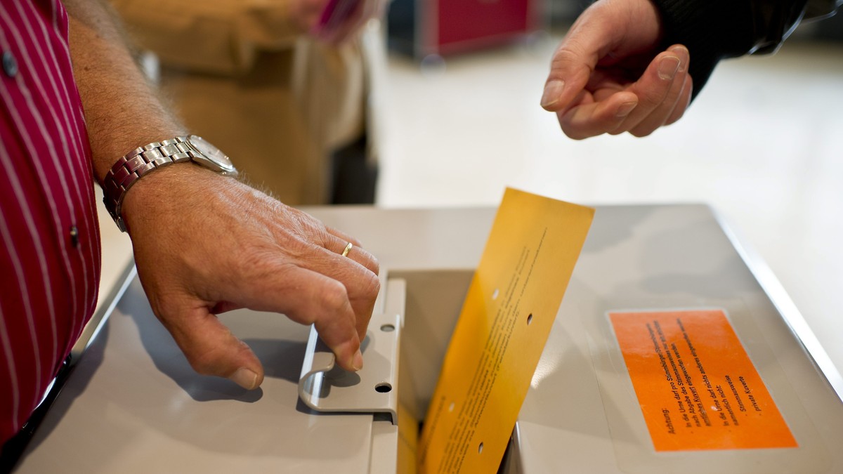 ARCHIVBILD - ZUR NACHBEFRAGUNG ZUM NEIN DER REFORM DER ALTERSVORSORGE 2020 VOM SONNTAG, 24. SEPTEMBER 2017, STELLEN WIR IHNEN FOLGENDES BILDMATERIAL ZUR VERFUEGUNG --- Eine Frau wirft ihren Abstimmung ...