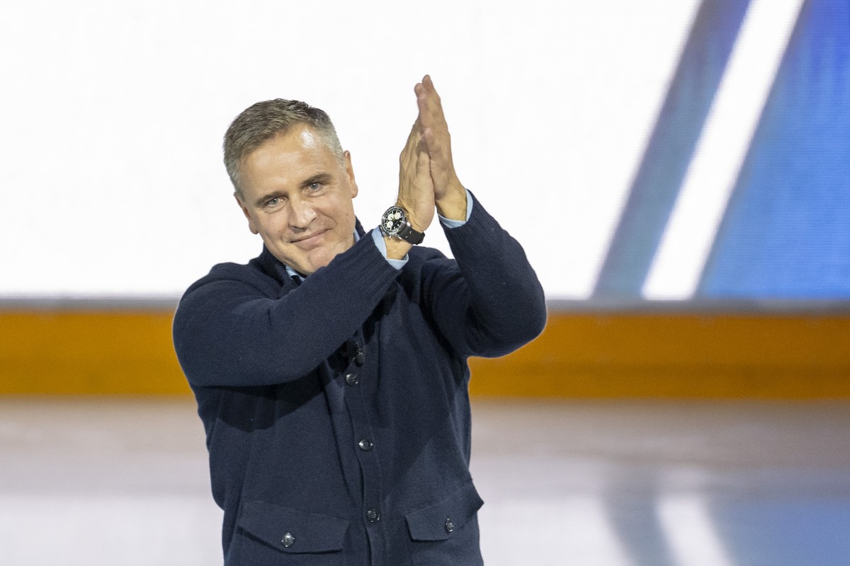 Der Ehemalige Head-Coach vom EV Zug, Dan Tangnes, links, wird offiziell verabschiedet, vor dem Eishockey Qualifikationsspiel der National League zwischen dem EV Zug und dem HC Davos am Dienstag, 23. S ...
