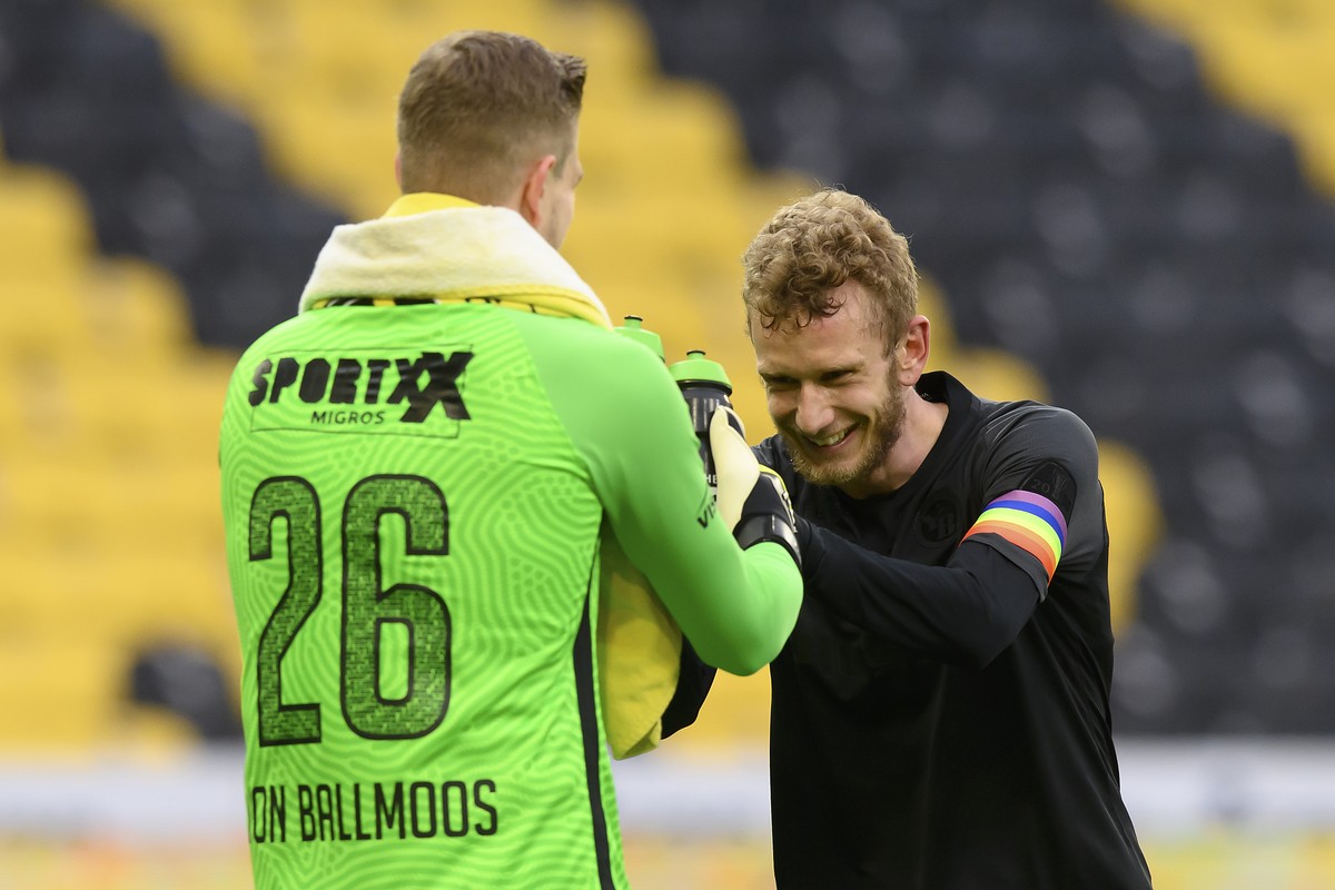 YB Torhueter David von Ballmoos, links, und YBs Fabian Lustenberger, rechts, jubeln nach dem Sieg (4-0), im Fussball Meisterschaftsspiel der Super League zwischen dem BSC Young Boys und dem FC Zuerich ...
