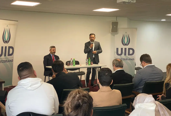 AKP-Politiker Ahmet Aydin (l.) lauscht bei seinem Schweiz-Besuch Ende September den Worten von Murat Şahin, Präsident der UID Schweiz.