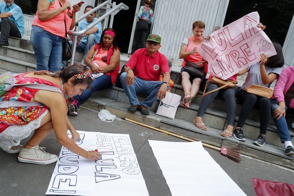 epa06630680 Dozens gather to protest against the possible arrest of former Brazilian President Luiz Inacio Lula da Silva in Sao Paulo, Brazil, 26 March 2018. The court that sentenced Lula to twelve ye ...