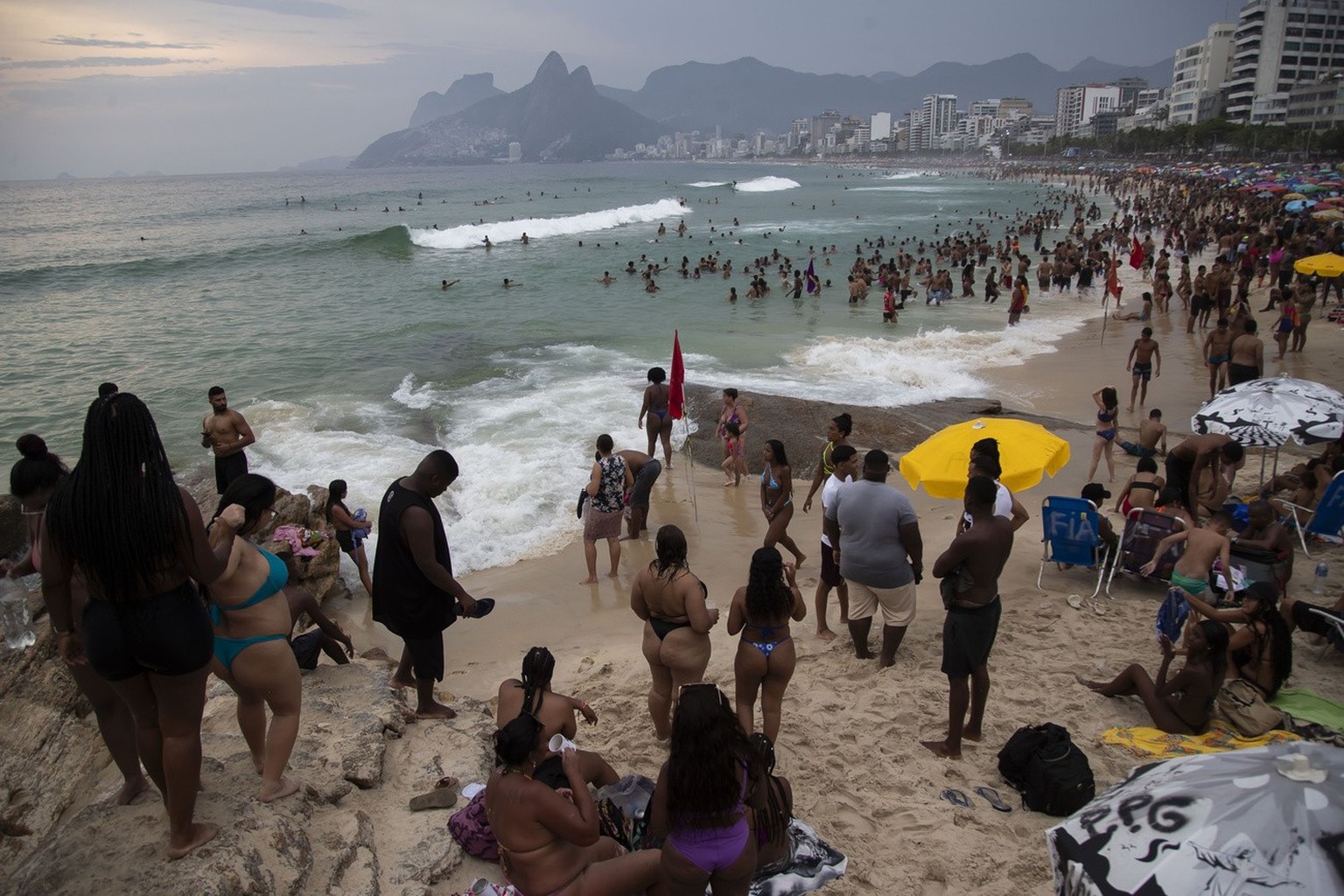 Beachgoers cool off in the Arpoador beach amid a heat wave in Rio de Janeiro, Brazil, Wednesday, Nov. 15, 2023. (AP Photo/Bruna Prado)