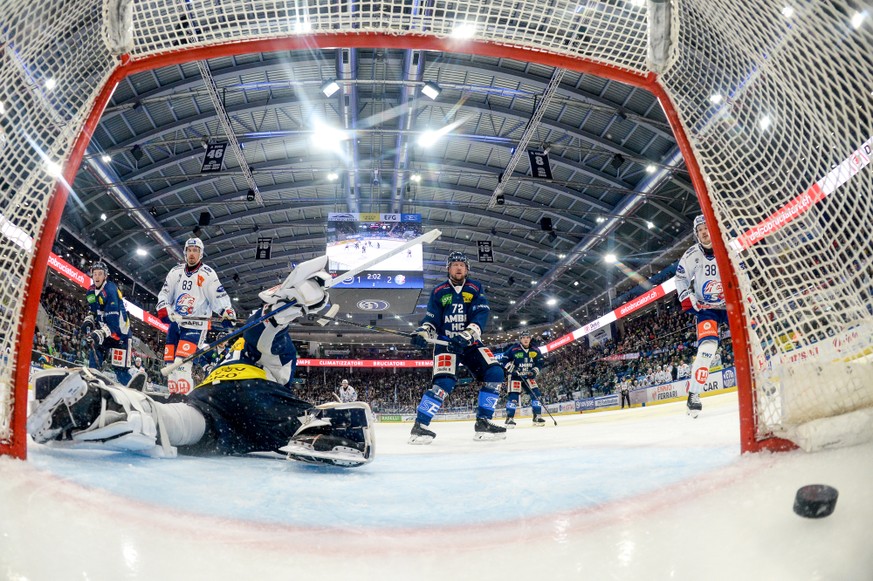 Goalie Gilles Senn (HCAP) cant stop the puck, during the regular season National League game between HC Ambri Piotta and ZSC Lions at the ice stadium Gottardo Arena, Switzerland, September 25, 2026.  ...