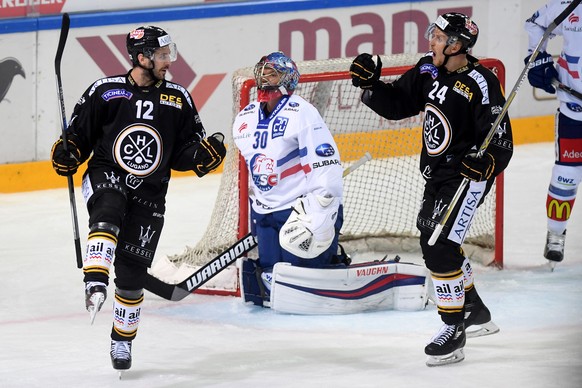 From left, Lugano’s player Luca Cunti celebrates the 5 - 1 goal, Zurich&#039;s goalkeeper Lukas Flueeler, and Lugano’s player Jani Lajun, during the preliminary round game of National League Swiss Cha ...