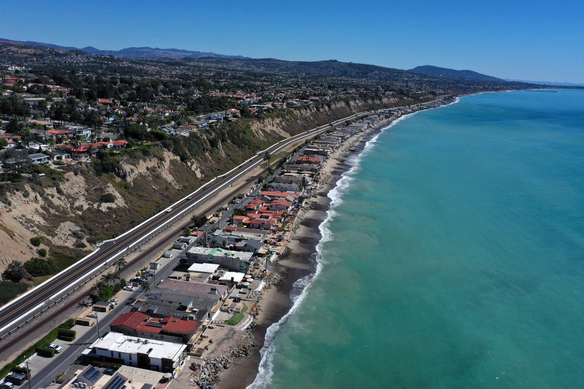October 3, 2026, Dana Point, California, USA: View south toward San Clemente. Orange County declared a countywide state of emergency in September 2026 due to severe coastal erosion and high surf drive ...