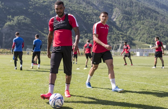 Rueckkehrer Serey Die, links, und Patrick Luan nehmen am ersten Training des FC Sion teil, nach dem Lockdown in der Krise um die Pandemie des Coronavirus, Covid-19, am Montag, 1. Juni 2020 in Riddes V ...