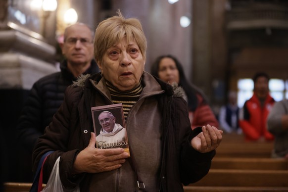 Eine Frau hält ein Bild von Papst Franziskus in der Basilika San Jose de Flores in Buenos Aires, Argentinien. Papst Franziskus starb am 21. April 2025 im Alter von 88 Jahren, wie der Vatikan mitteilte ...