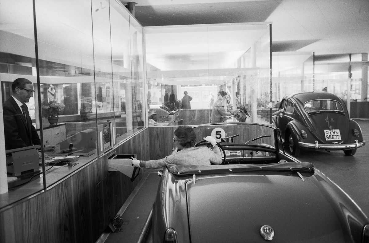 Eine Kundin in der Auto-Bank der Schweizerischen Kreditanstalt an der St. Peter-Strasse in Zürich, 1962.
http://doi.org/10.3932/ethz-a-000871413