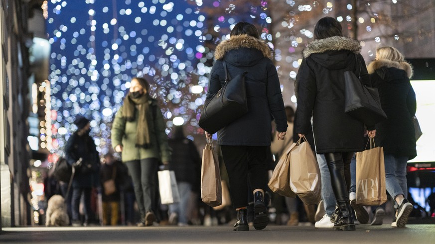 ZUM WEIHNACHTSSHOPPING AN DER ZUERCHER BAHNHOFSTRASSE STELLEN WIR IHNEN FOLGENDES NEUES BILD ZUR VERFUEGUNG. WEITERE BILDER FINDEN SIE AUF visual.keystone-sda.ch --- Personen mit Schutzmasken und Eink ...