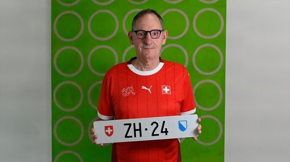 Regierungsrat Mario Fehr posiert mit dem Nummernschild ZH 24.